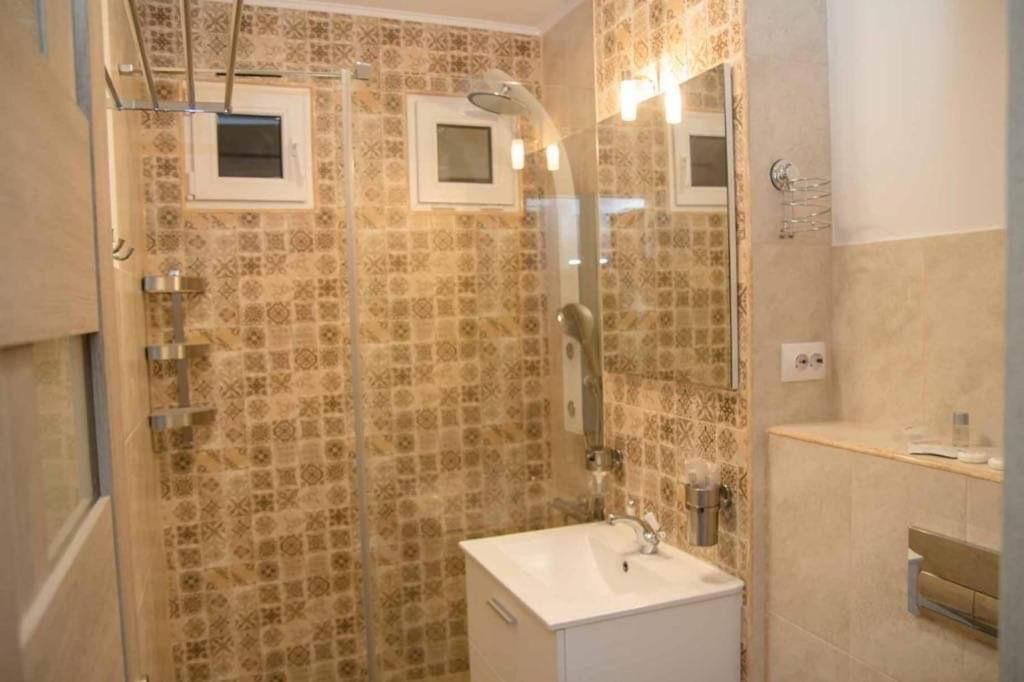 Colonial Touch Apartament Brasov Exterior photo